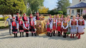 Zdjęcie z galerii Ośpiewanie wieńca dożynkowego